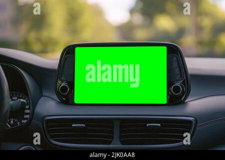 Affichage en gros plan avec écran vert sur le panneau de la voiture, conduite en voiture avec concept de navigation, tableau de bord à écran vide. Banque D'Images