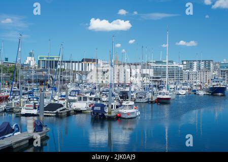 yachts de plymouth amarrés dans le port 2022 Banque D'Images