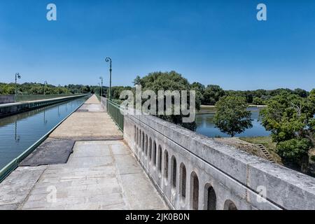 Pont du canal traversant la Loire à Briare. France. Fabriqué en 1896 par Gustav Eiffel et jusqu'en 2013 le plus grand (662 mètres) aqueduc navigable dans le Th Banque D'Images