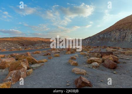 Paysage au coucher du soleil dans le cratère du désert du Negev Mitzpe Ramon Israel Banque D'Images