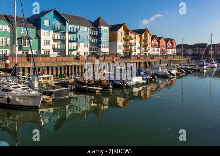 La marina d'Exmouth dans le comté de Devon, au Royaume-Uni, est entourée de bâtiments d'appartements colorés Banque D'Images