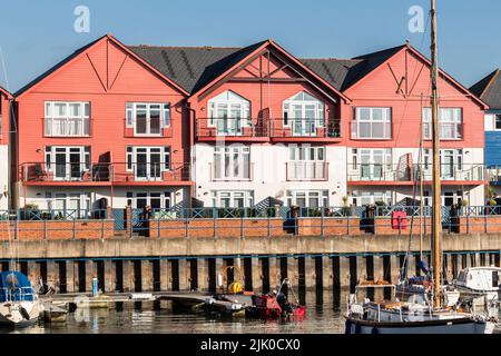 La marina d'Exmouth dans le comté de Devon, au Royaume-Uni, est entourée de bâtiments d'appartements colorés Banque D'Images