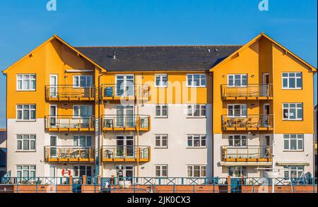 La marina d'Exmouth dans le comté de Devon, au Royaume-Uni, est entourée d'un immeuble d'appartements coloré Banque D'Images