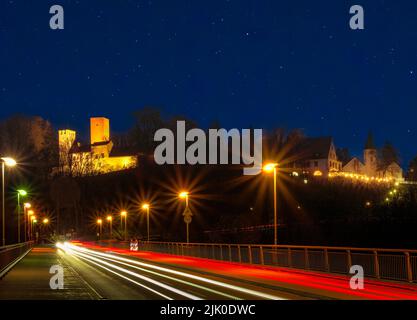 Vue sur Grünwald avec le château de Grünwald et le pont de Grünwald la nuit, Vallée de l'Isar, Grünwald, quartier de Munich, haute-Bavière, Bavière, Allemagne, Europe Banque D'Images