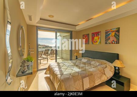 Vue de l'intérieur l'une des nombreuses chambres d'un appartement de luxe donnant sur la côte méditerranéenne Banque D'Images