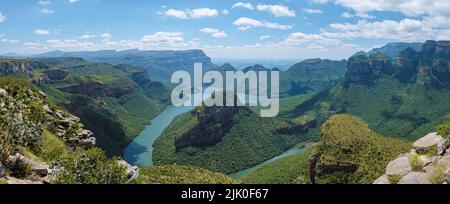 Panorama route Afrique du Sud, canyon de la rivière Blyde avec les trois rondavels, vue impressionnante de trois rondavels et le canyon de la rivière Blyde en Afrique du Sud. Banque D'Images