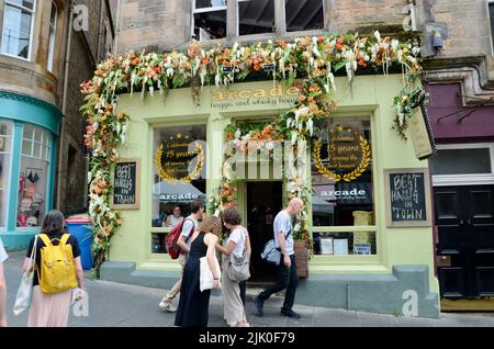 Boutique d'arcade couverte de fausses fleurs édimbourg Royal Mile ecosse à l'été 2022 Royaume-Uni Banque D'Images