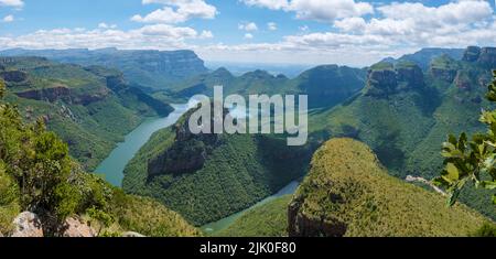 Panorama route Afrique du Sud, canyon de la rivière Blyde avec les trois rondavels, vue impressionnante de trois rondavels et le canyon de la rivière Blyde en Afrique du Sud. Banque D'Images