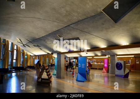 intérieur du bâtiment du Parlement écossais et avec la police edinburgh Royal Mile ecosse à l'été 2022 Royaume-Uni Banque D'Images