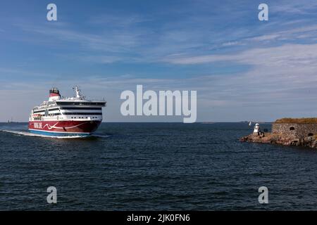 Le navire de la ligne Viking XPRS arrive dans le détroit étroit de Kustaanmiekka à Helsinki 26,7.2022. Banque D'Images