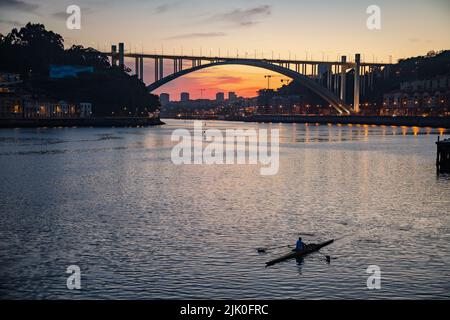 Vue panoramique sur le Ponte da Arrabida à l'heure bleue au coucher du soleil, Porto, Portugal Banque D'Images