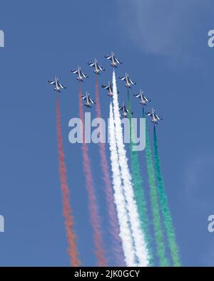 La Frecce Tricolori avec fumée activée pendant un affichage à RIAT 2022 Banque D'Images