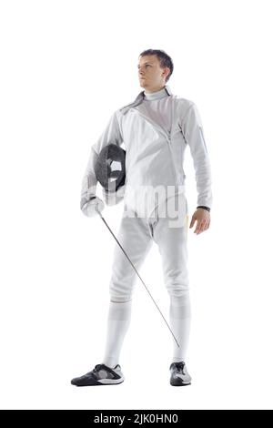 Portrait d'un tireur professionnel en costume d'escrime et masque tenant une petite épée isolée sur fond blanc. Sport, émotions, énergie, compétences Banque D'Images