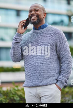 Merci d'avoir appelé. Un beau homme d'affaires mature qui fait un faux téléphone pendant qu'il est en ville. Banque D'Images