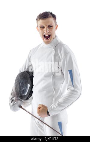 Portrait d'un tireur professionnel en costume d'escrime et masque tenant une petite épée isolée sur fond blanc. Sport, émotions, énergie, compétences Banque D'Images