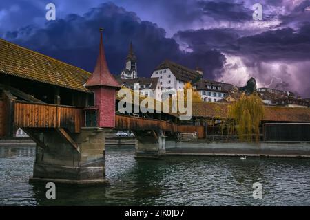 Vue sur le pont de Spreuer à Lucerne le jour orageux de la saison d'hiver en Suisse Banque D'Images