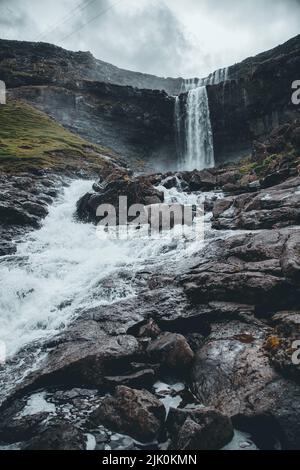 Chute d'eau de Fossá, vue dans les îles Féroé Banque D'Images