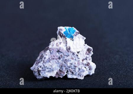Cavansite bleu pur minéral phyllosilicate de calcium-vanadium hydraté bleu profond Banque D'Images