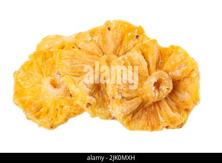 Anneaux d'ananas confits séchés isolés sur fond blanc. Masque Banque D'Images