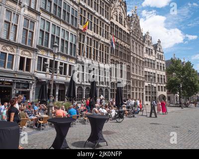 Anvers, Belgique, 02 juillet 2022, touristes sur terrasses sur la grande place du marché à Anvers Banque D'Images