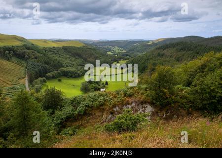 Vue depuis le centre d'accueil de Bwlch Nant an Arien, le long de la vallée de Dyffryn Melindwr, vers Aberystwyth, au centre du pays de Galles, au Royaume-Uni Banque D'Images