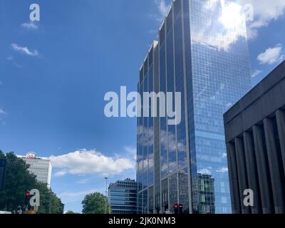 Bâtiment haut avec reflet bleu ciel sur le verre Banque D'Images