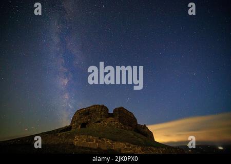 Milky Way au-dessus de la Tour Jubilé sur Moel Famau, chaîne de Clwydian, pays de Galles du Nord Banque D'Images