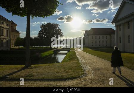 27 juillet 2022, Brandebourg, Rheinsberg: Château de Rheinsberg en contre-jour. Les champs de nuages mobiles et les rayons du soleil occasionnels déterminent le temps à Berlin et à Brandebourg le week-end. Vendredi, il restera en grande partie sec, selon le service météorologique allemand de Potsdam. Les températures vont monter de 25 à 29 degrés. Dans la nuit au samedi, des averses et des orages doivent être attendus, en particulier à la frontière avec la Saxe. Photo: Jens Kalaene/dpa Banque D'Images