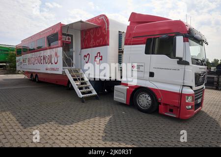 Neuwied, Allemagne. 29th juillet 2022. Le nouveau mobile du donneur de sang du DRK est stationné devant le site de l'équipe à Neuwied. Il sera utilisé dans les centres-villes ainsi que dans les entreprises, les centres scolaires et les musées. Le camion, qui a coûté près d'un million d'euros, a des extensions latérales escamotables, 47 mètres carrés d'espace, des canapés spacieux et des écrans de télévision. Crédit : Thomas Frey/dpa/Alay Live News Banque D'Images