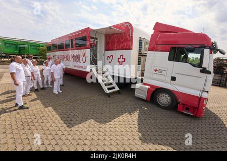 Neuwied, Allemagne. 29th juillet 2022. Le nouveau mobile du donneur de sang du DRK est stationné devant le site de l'équipe à Neuwied. Il sera utilisé dans les centres-villes ainsi que dans les entreprises, les centres scolaires et les musées. Le camion, qui a coûté près d'un million d'euros, a des extensions latérales escamotables, 47 mètres carrés d'espace, des canapés spacieux et des écrans de télévision. Crédit : Thomas Frey/dpa/Alay Live News Banque D'Images