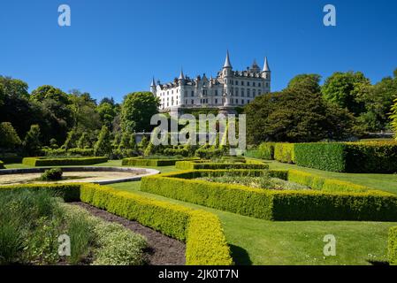 Le château et les jardins de Dunrobin en Écosse par une journée ensoleillée Banque D'Images