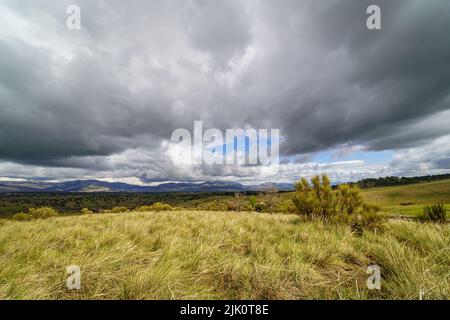 Ciel spectaculaire de nuages noirs dans le champ vert, vue grand angle. Madrid. Espagne. Banque D'Images