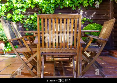 Meubles de jardin en bois, chaises et tables pour profiter du bon temps. Madrid. Banque D'Images