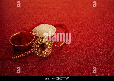 Festival indien Raksha Bandhan avec le bracelet Rakhi, Rice Grains et Kumkum. Banque D'Images