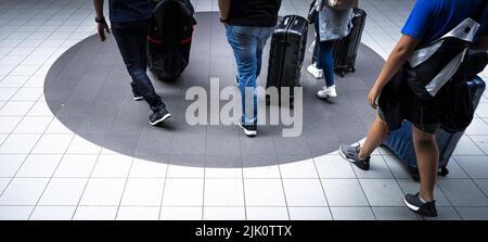 2022-07-29 11:04:28 SCHIPHOL - voyageurs à Schiphol. Schiphol se débat depuis un certain temps avec une pénurie d'agents de sécurité et de manutentionnaires de bagages, et en combinaison avec le flux croissant de vacanciers, cette pénurie a conduit à de grandes foules. ANP FREEK VAN DEN BERGH pays-bas hors - belgique hors Banque D'Images