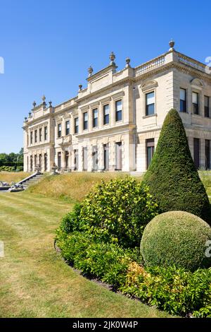 Topiaire ornementale à Brodsworth Hall and Gardens une maison de campagne victorienne près de Doncaster South Yorkshire Angleterre GB Europe Banque D'Images