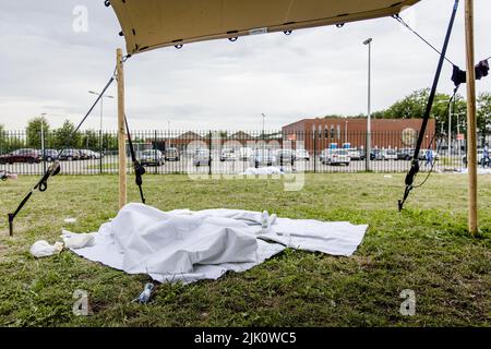 2022-07-29 12:34:35 TER APEL - demandeurs d'asile au centre d'application. Un employé sur trois de l'Agence centrale pour l'accueil des demandeurs d'asile (AOC) à Ter Apel est malade à domicile en raison d'une pression excessive sur le travail. Il a été si occupé à Ter Apel dernièrement que les gens ont même dû dormir en plein air. ANP SEM VAN DER WAL pays-bas sortie - belgique sortie Banque D'Images