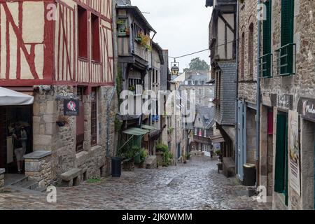 DINAN, FRANCE - 4 SEPTEMBRE 2019 : ce sont des maisons historiques le long de la rue médiévale Jerzual descendant jusqu'à la rivière Rance. Banque D'Images