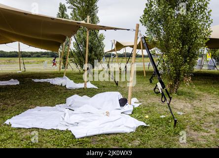 2022-07-29 12:38:28 TER APEL - demandeurs d'asile au centre d'application. Un employé sur trois de l'Agence centrale pour l'accueil des demandeurs d'asile (AOC) à Ter Apel est malade à domicile en raison d'une pression excessive sur le travail. Il a été si occupé à Ter Apel dernièrement que les gens ont même dû dormir en plein air. ANP SEM VAN DER WAL pays-bas sortie - belgique sortie Banque D'Images