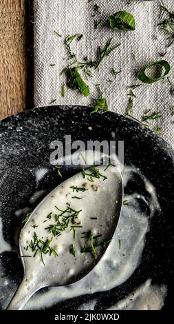 Vinaigrette au yaourt aux herbes Banque D'Images