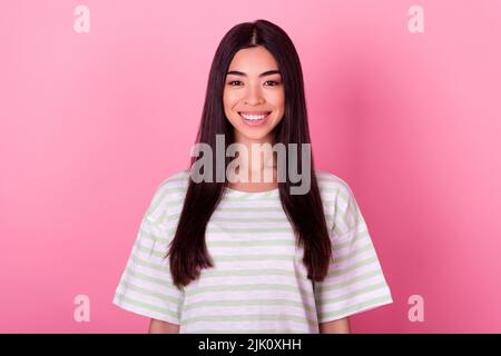 Portrait de satisfait heureux magnifique fille Toothy Beaming sourire look caméra isolée sur fond de couleur rose Banque D'Images