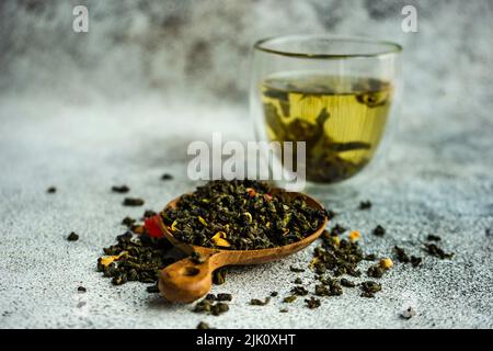 Feuilles de thé sencha vert avec morceaux de mangue Banque D'Images