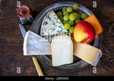 Plateau de fromages avec raisins et pomme Banque D'Images