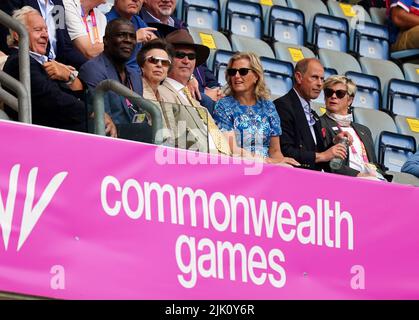 Anne, Princesse Royale avec Sir Timothy Laurence aux côtés de Sophie, comtesse de Wessex et Prince Edward, comte de Wessex dans les stands pour les Sevens de rugby au stade de Coventry le premier jour des Jeux du Commonwealth de 2022. Date de la photo: Vendredi 29 juillet 2022. Banque D'Images