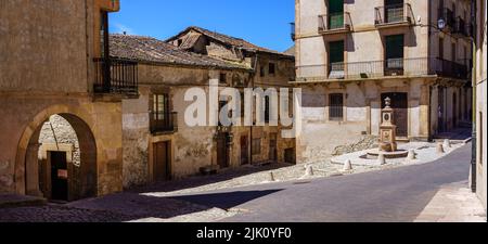 Rues pavées de la vieille ville avec des bâtiments médiévaux et des arches sur les bâtiments. Segovia Sepulveda Espagne. Banque D'Images