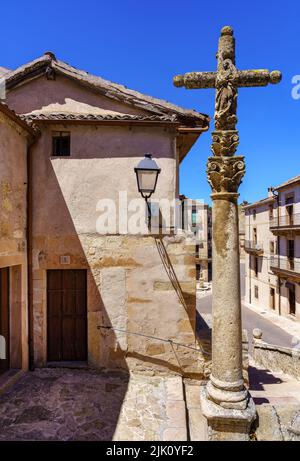 Croix en pierre dans la petite place de la vieille ville médiévale. Sepulveda Ségovie Espagne. Banque D'Images