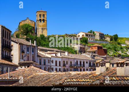 Vue sur la vieille ville avec ses vieux toits de tuiles et l'église au sommet de la montagne. Sepulveda Espagne. Banque D'Images