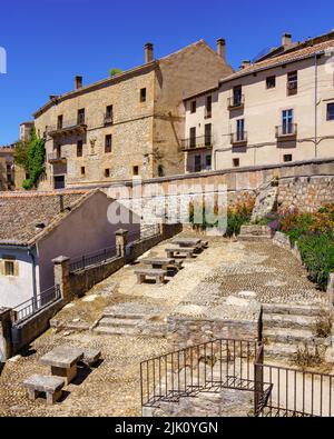 Vieilles maisons en pierre et parc avec de vieilles tables et sièges en pierre. Sepulveda. Espagne. Banque D'Images