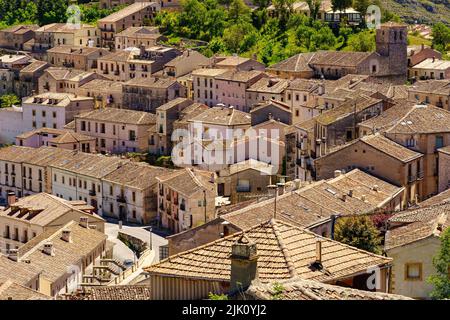 Vue aérienne d'une ville médiévale avec ses vieux toits en tuiles et ses rues étroites. Castilla Sepulveda. Banque D'Images