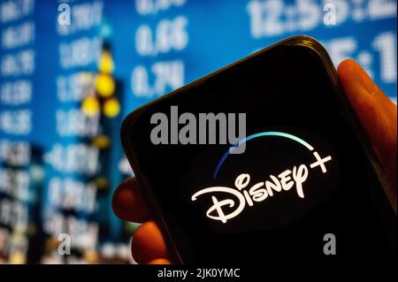 Dans cette illustration, le logo de la plate-forme de service d'abonnement en streaming vidéo en ligne appartenant à Disney, Disney+ (plus), est affiché sur l'écran d'un smartphone. (Photo de Budrul Chukrut / SOPA Images/Sipa USA) Banque D'Images